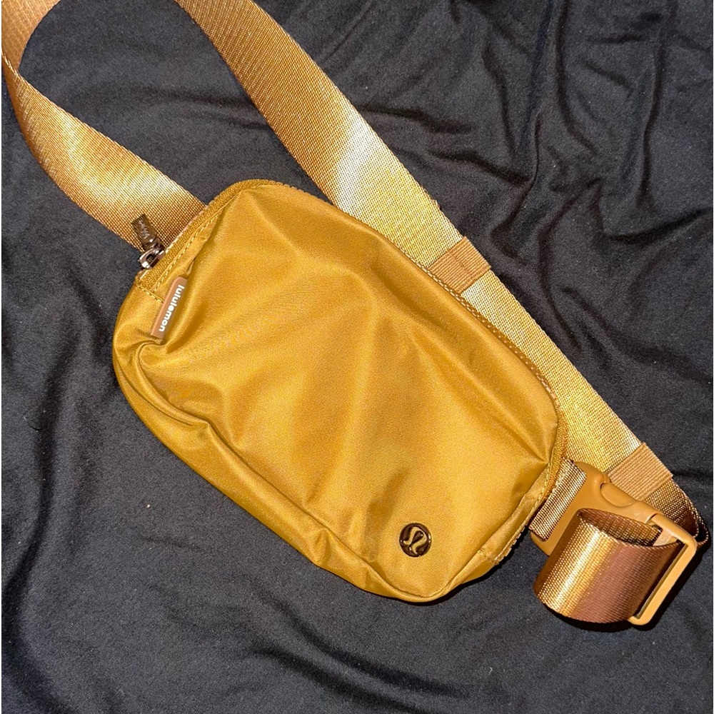 Lululemon everywhere belt bag